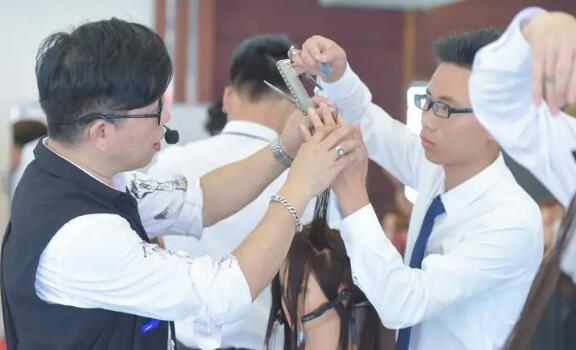 學美發(fā)的最佳年齡_美發(fā)培訓學校_美發(fā)學校推薦 學美發(fā)的最佳年齡_美發(fā)培訓學校_美發(fā)學校推薦