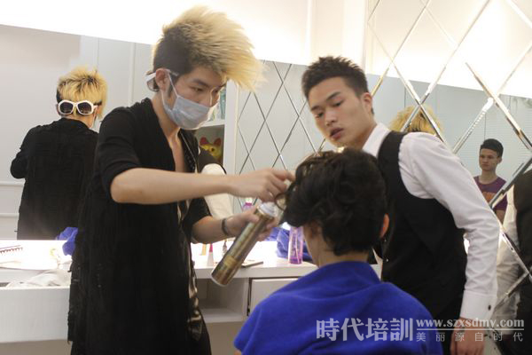 中國化妝學校50強，時代擔任深圳秋冬發型發布會化妝